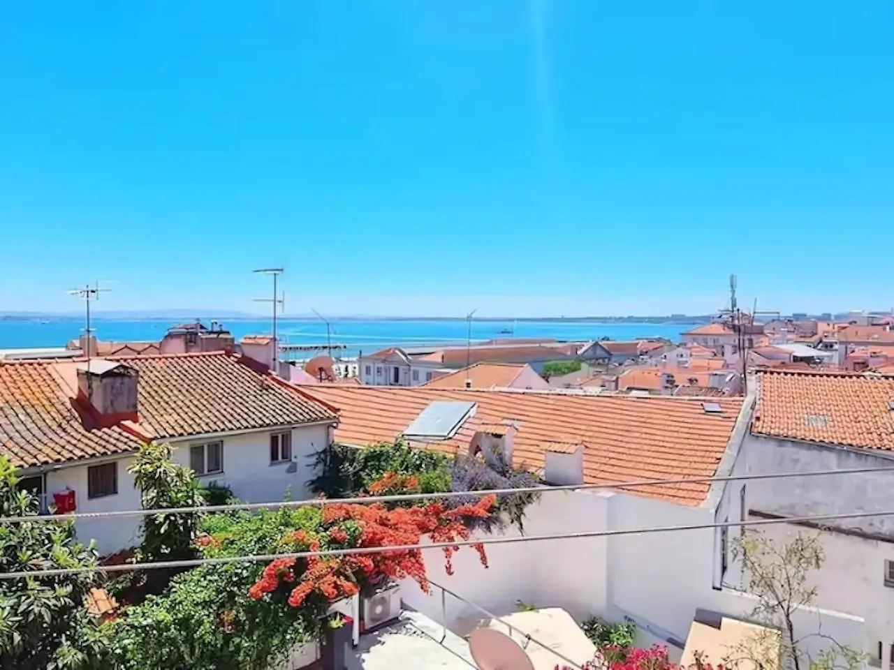 Stunning River View Studio In Historic Alfama Lisboa