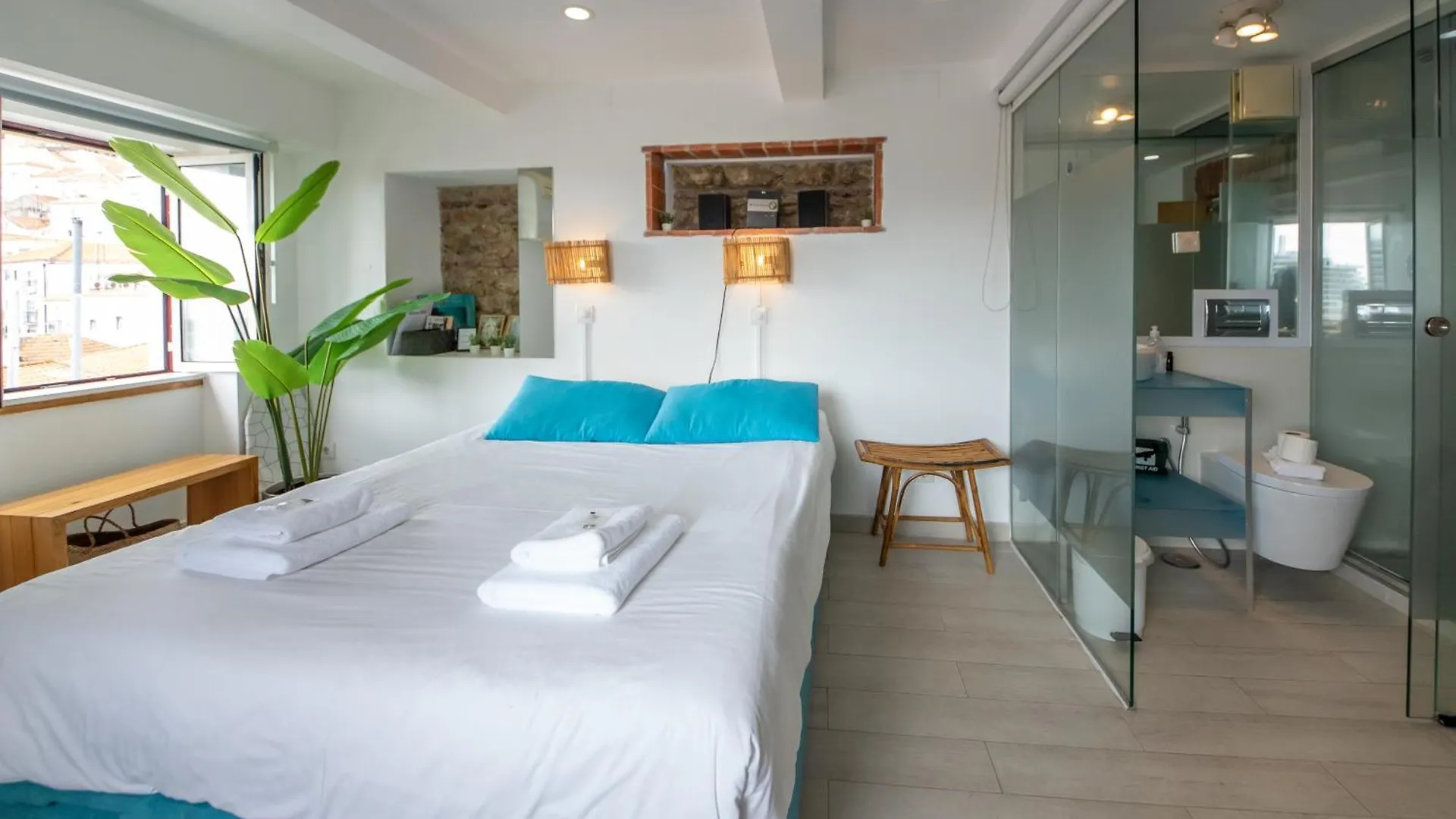 Stunning River View Studio In Historic Alfama Lisboa شقة