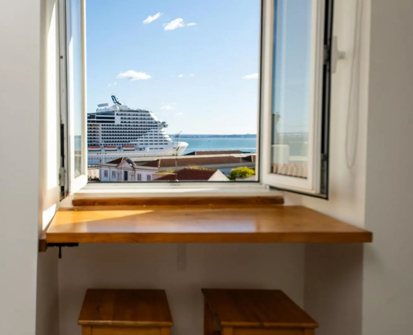 Stunning River View Studio In Historic Alfama Lisboa