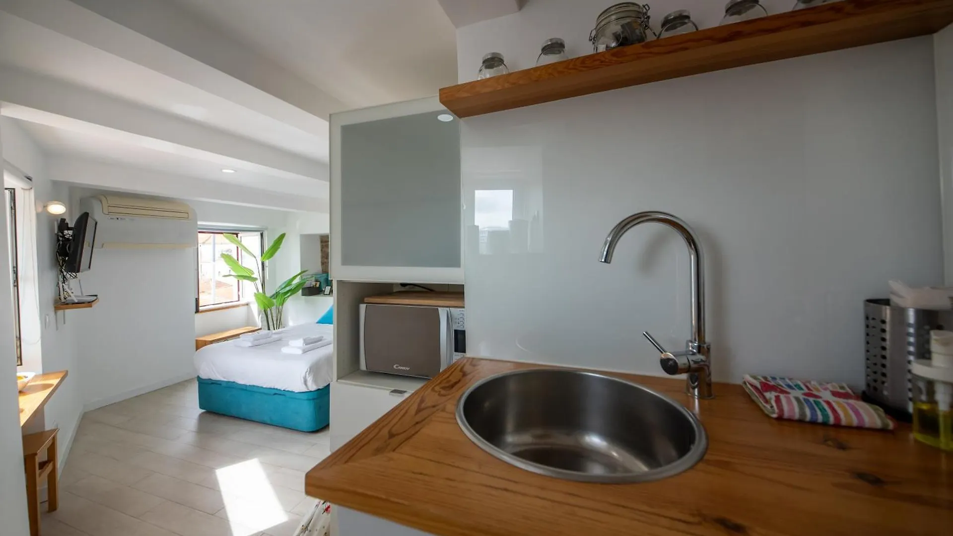 Stunning River View Studio In Historic Alfama Lisboa البرتغال
