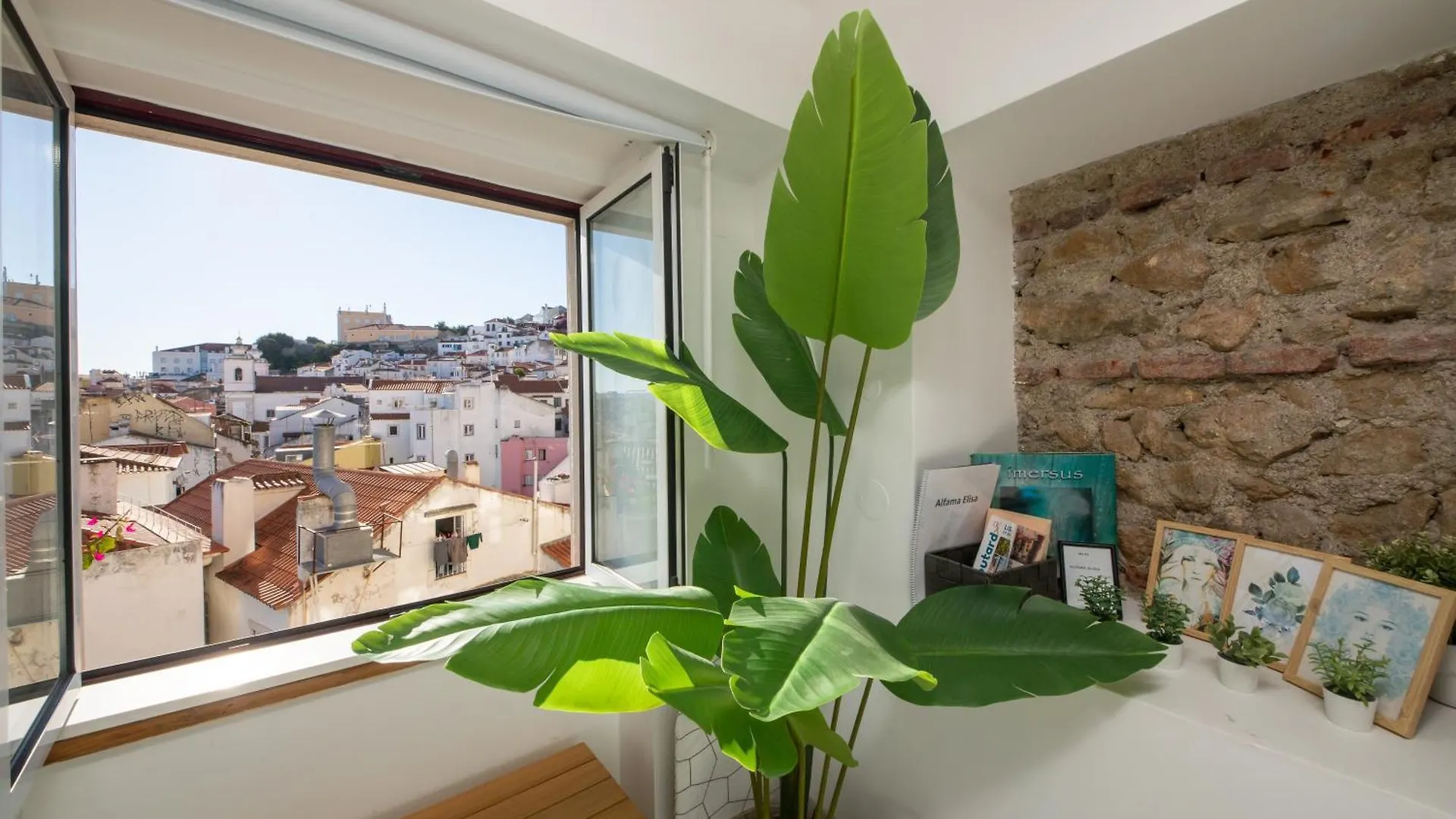 Stunning River View Studio In Historic Alfama Lisboa شقة