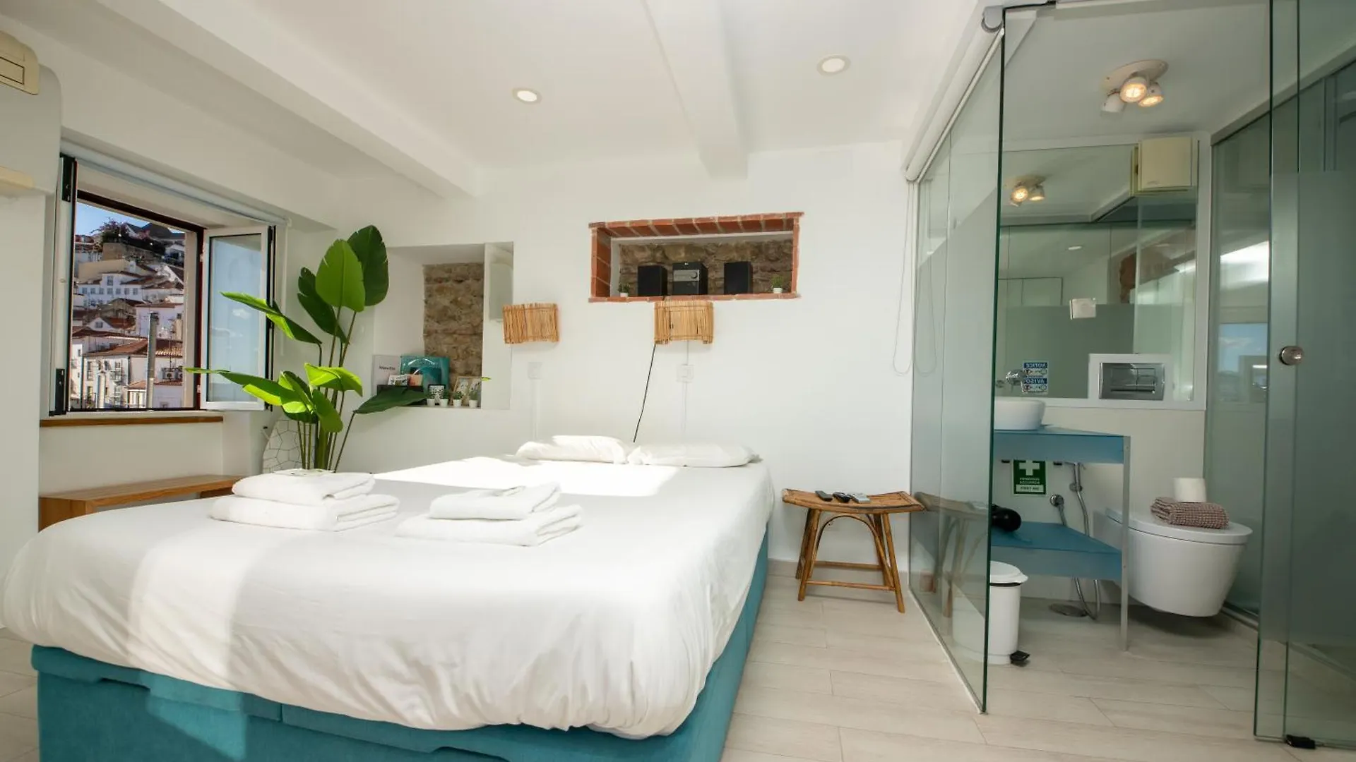 Stunning River View Studio In Historic Alfama Lisboa