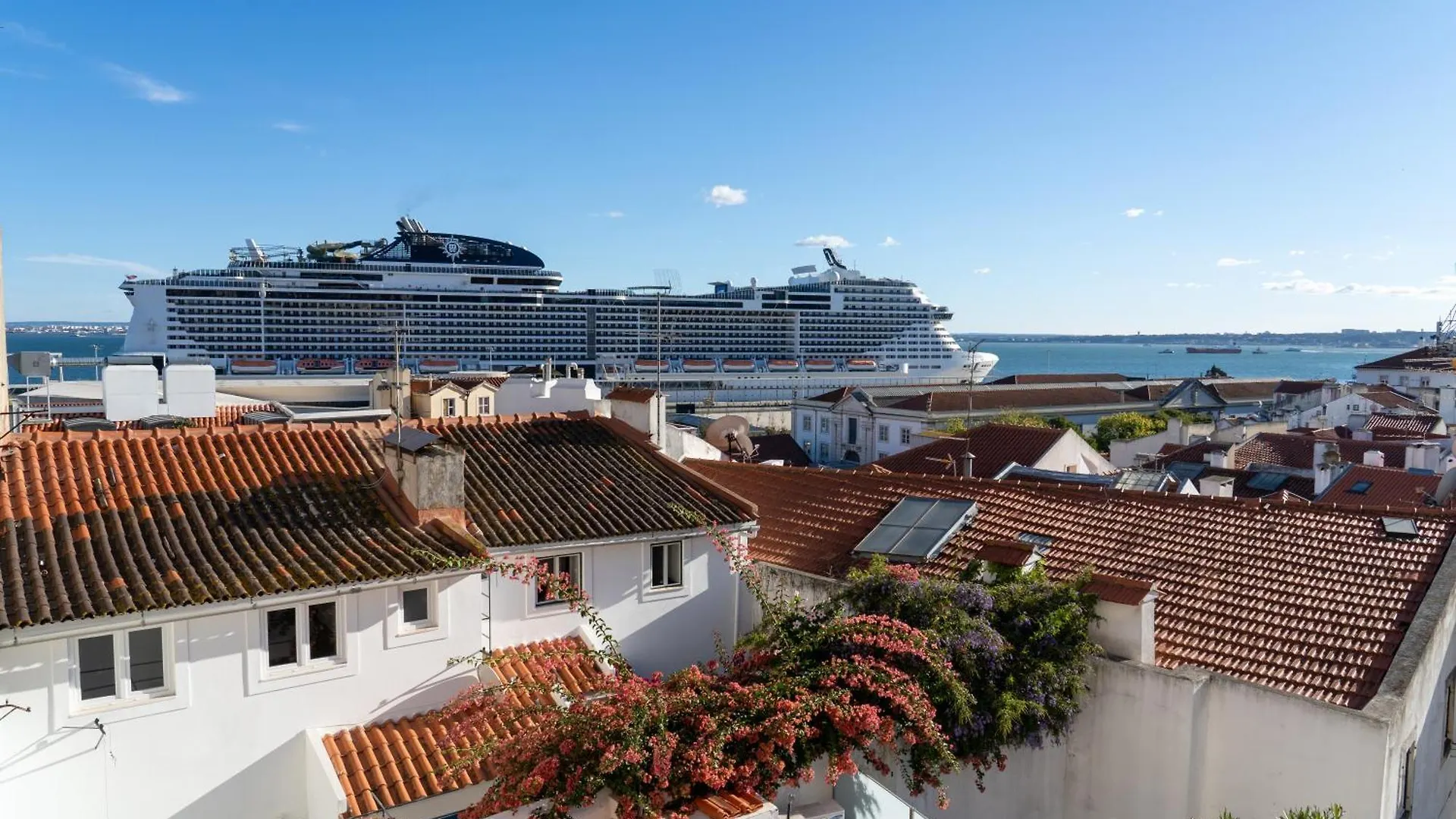 Stunning River View Studio In Historic Alfama Lisboa البرتغال