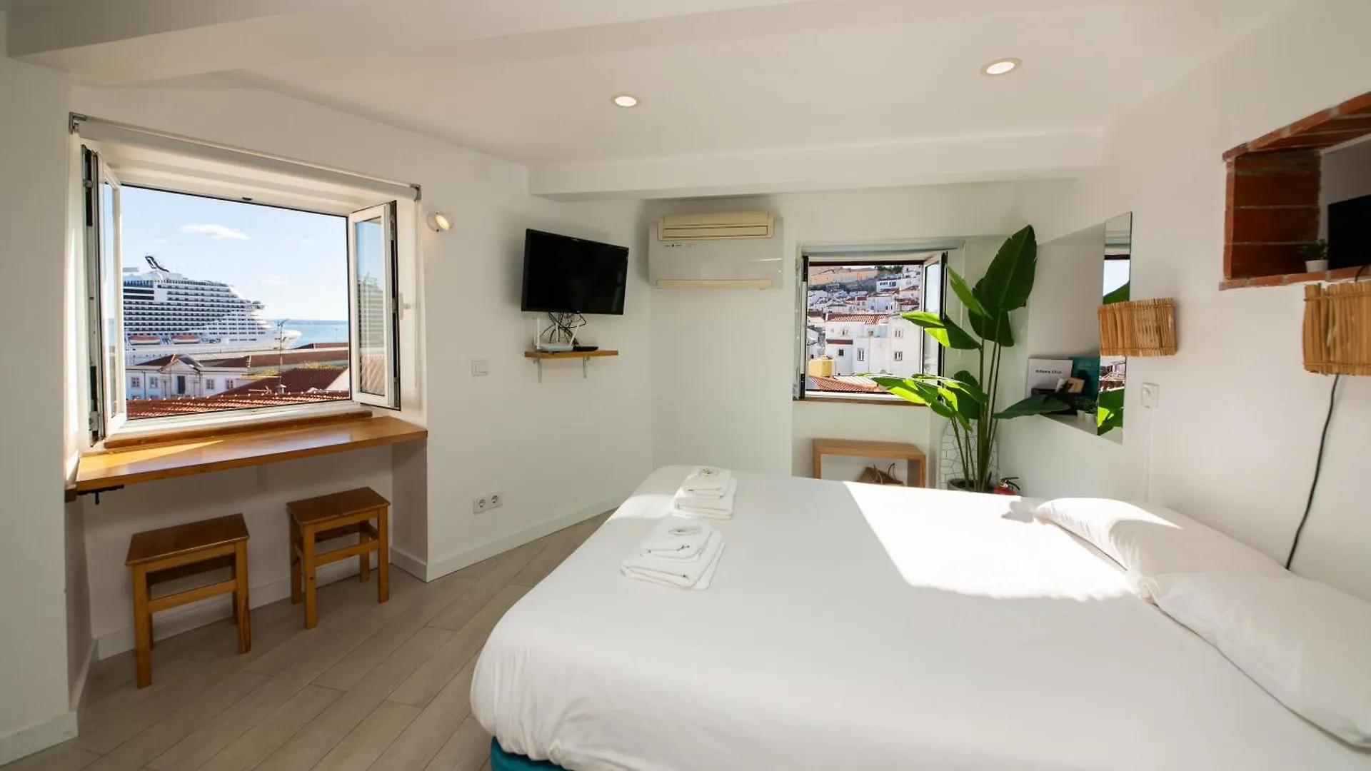 Stunning River View Studio In Historic Alfama Lisboa البرتغال